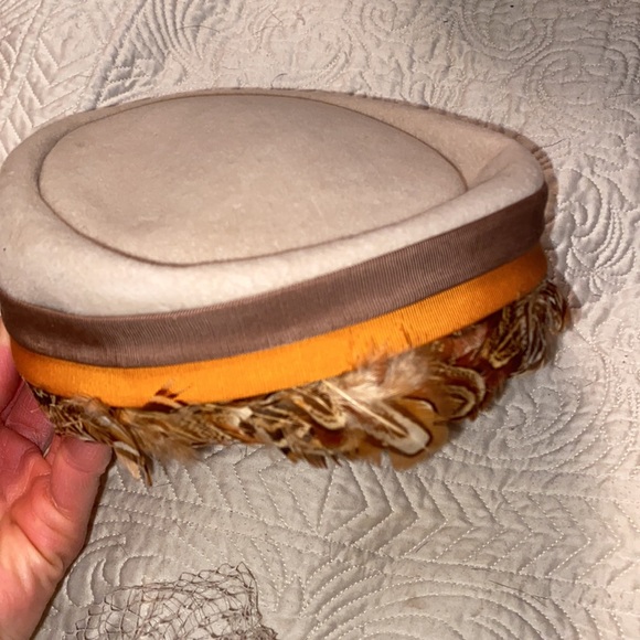 Gorgeous Vintage Hat box with assorted hats including Fur hats - Picture 10 of 15